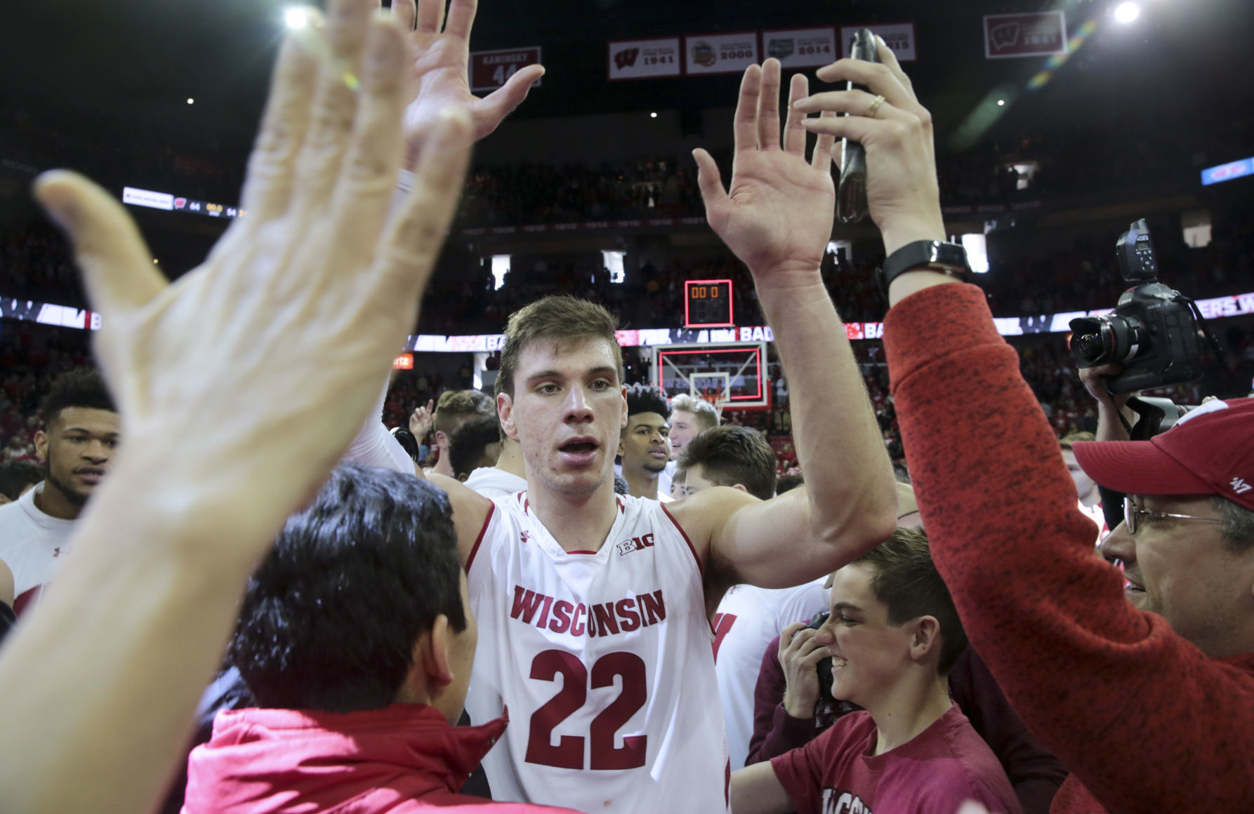 Badgers 64, No. 2 Wolverines 54